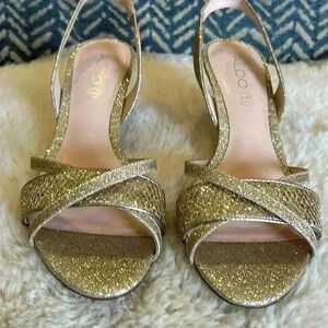 🏷️ SALE Like  New Aldo Gold Sling back sandals.